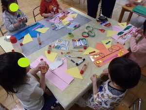 三歳児のかぶと制作の様子