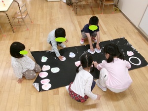 4歳児のこいのぼり制作の様子