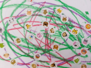 絵を描いたりシールを貼った絵