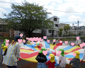 写真：こいのぼり風船の跳ね飛ばしゲーム