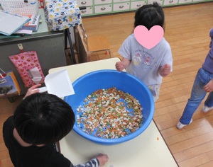 写真：野菜の切れ端を細かくしているところ