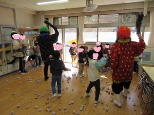 ちょっと怖いけれど果敢に豆を投げる4歳児