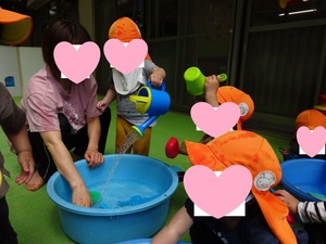 乳児の水遊びの写真
