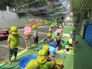 幼児の水遊びの写真