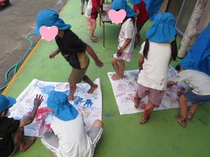 フィンガーペインティングで足型