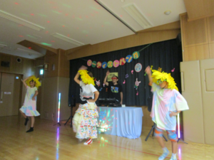 踊っている「ねっこぽっこ」さんの写真