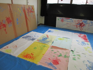 お絵描きした紙や段ボールの写真