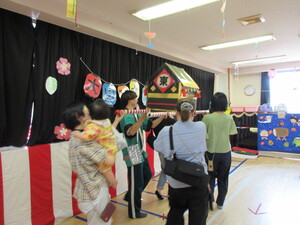 お神輿を担いでいる様子