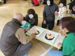 福笑いをしているところ