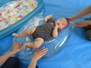 ひんやりマットに寝転んでいる様子