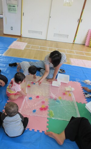 マットであそんでいる様子