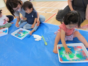 寒天で遊ぶ様子