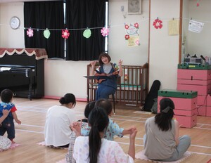 アロハで挨拶している様子