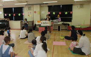 ウクレレに合わせて絵本の読み聞かせをしている様子