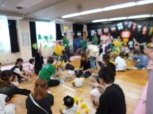 親子で玉入れをしている写真