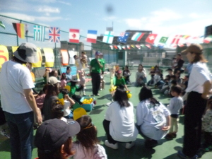 みんなで玉入れをしている写真