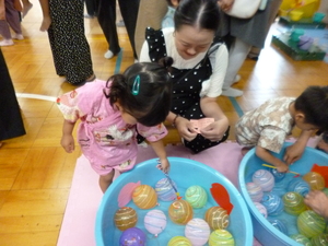 ヨーヨーつりをしている写真