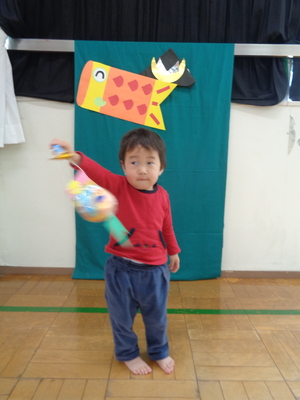 こいのぼりを持っているところ