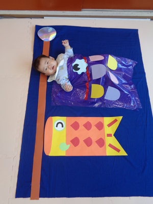 こいのぼりに入る赤ちゃん