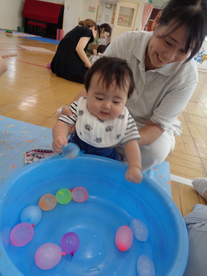 写真　氷あそびの様子