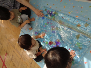 写真　氷あそびの様子2