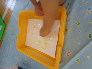 写真3　氷で絵を描く様子