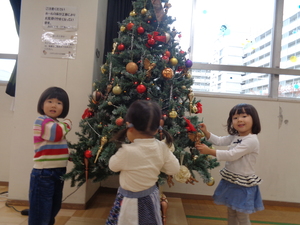 写真1　ツリー装飾の様子
