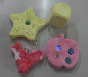 写真：型で抜いた紙ねんど