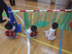 3人並んで座る写真