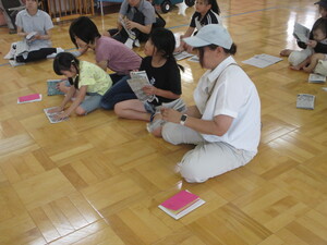 防災豆知識タイム　新聞紙のスリッパ作りの様子