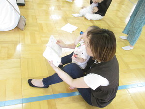 防災豆知識タイム　防災グッズの説明の様子