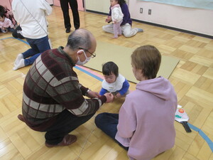 新河岸あけぼの会の方と遊んでいます