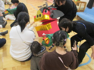 新河岸あけぼの会の方と遊んでいます