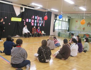 世代間交流「むかしのあそびDEあそぼう」の様子