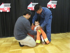 消防服体験の様子