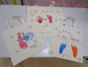 子育て応援教室でママたちが作ったエコバックの写真です。