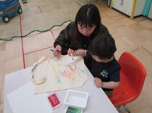 エコバックを親子で作っているときの写真です。