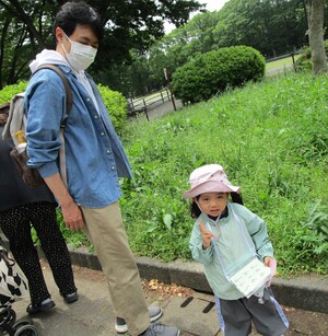 「春のえんそく」親子で自然探しビンゴを楽しんでいる写真です。