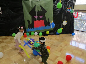 風船のサーベルで風船を切る姉弟