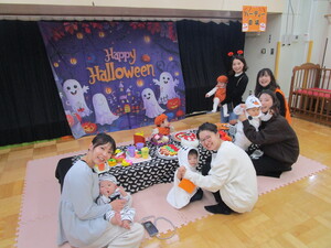 ハロウィンパーティー　テーブルの上のごちそうを使っておままごとを楽しむ