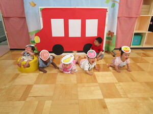 ひよこクラブで行った、絵本の世界で遊ぼう「おべんとう作り」の活動時の写真です。