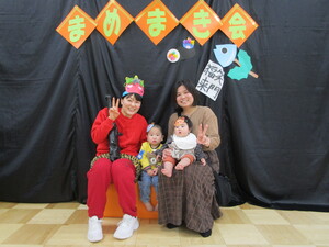 鬼と親子の記念写真