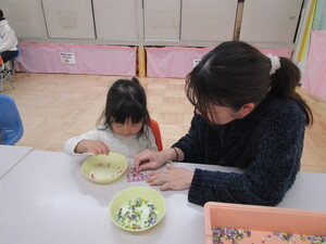 アイロンビーズ制作の作業をする親子