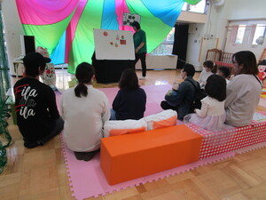 読み聞かせを聞く親子たち