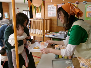 カフェで買い物をしている様子