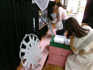 くもの巣のゲームで遊んでいる写真