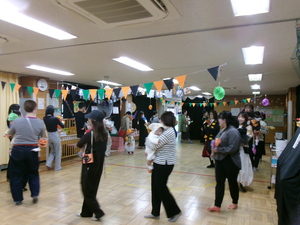 ハロウィンのダンスを踊っている写真