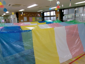 いろいろな色のカラービニールで作った迷路の写真