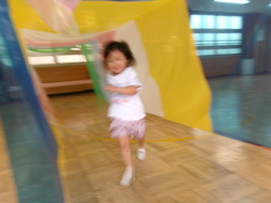 子どもが迷路を走り抜ける様子の写真