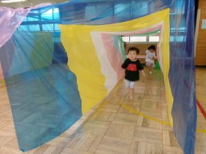 子ども2人が迷路に入る様子の写真